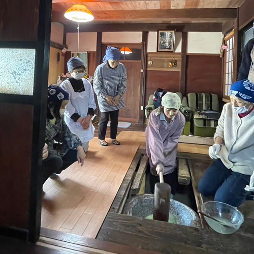 古民家で餅つき